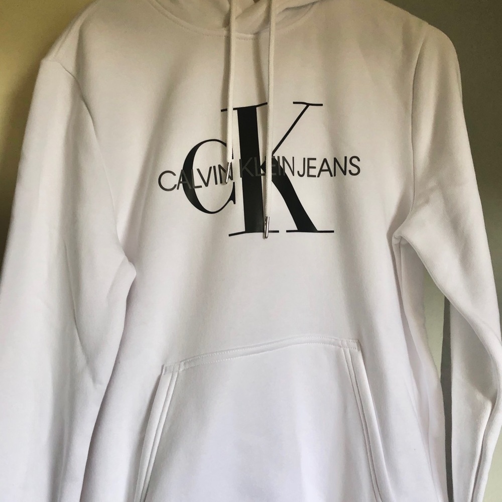 Calvin Klein sweater. M. Gender neutral